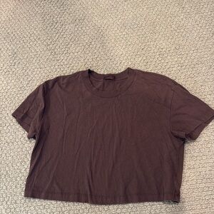 NUUDS cropped Tee in Dark Brown. Size M.